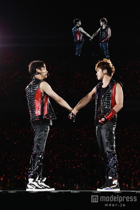 東方神起（左から）チャンミン、ユンホ