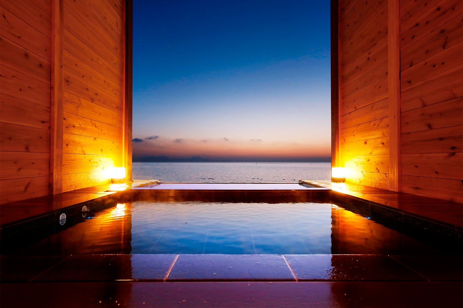 海と空に浮かぶ 海音～かのん／画像提供：ホテル南風楼