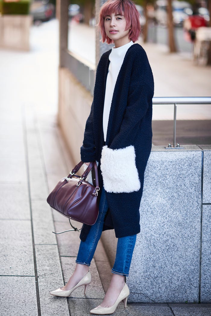 ポケットファーコート¥72,000/ANNE VEST、トップス¥10,000/BLACK BY MOUSSY(バロックジャパンリミテッド)、デニムパンツ¥18,000/BED&BREAKFAST(GREED)、ボストンバッグ¥35,500/ダブルスタンダードクロージング、パンプス¥19,000/アクアガール(アクアガール渋谷)(C)TOPLOG