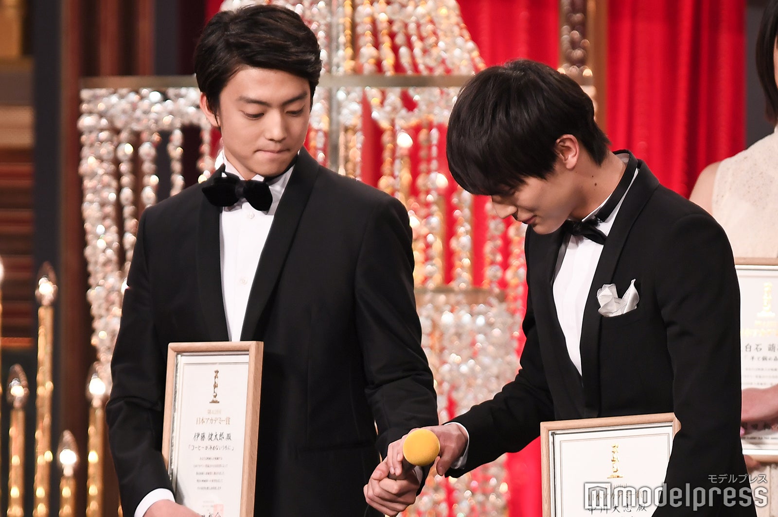 伊藤健太郎から中川大志へマイクパス（C）モデルプレス