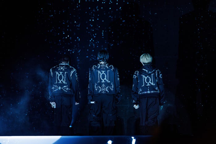 神宮寺勇太、平野紫耀、岸優太「Number_i LIVE TOUR 2024 No.I」より(C)TOBE Co., Ltd.