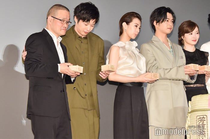 フォトセッション時、少し離れていたところにいた中田秀夫監督をさりげなく引き寄せる田中圭、北川景子、千葉雄大、白石麻衣 (C)モデルプレス