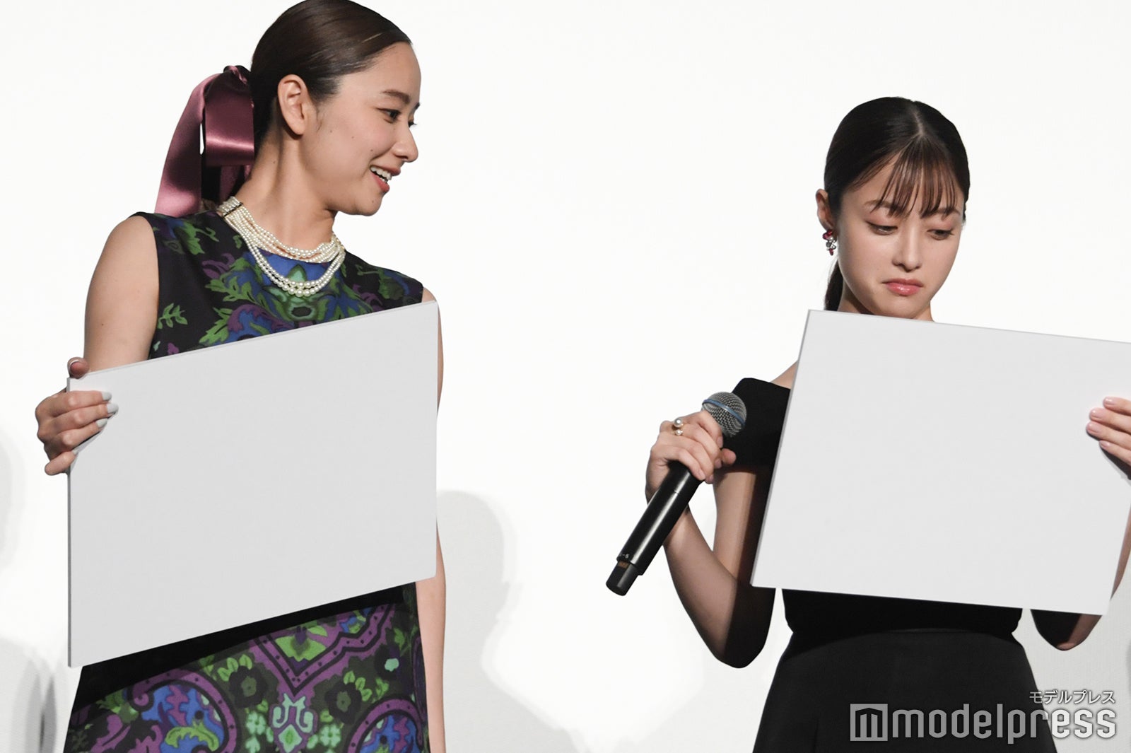 お互いのフリップをのぞきあう堀田真由、橋本環奈（C）モデルプレス