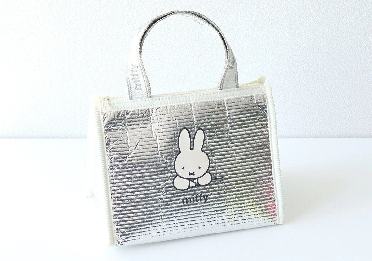 シルバーカラーの保冷バッグ正面にミッフィーのイラストとロゴがプリントされた正面写真 シルバーカラーの保冷バッグ正面にミッフィーのイラストとロゴがプリントされた正面写真