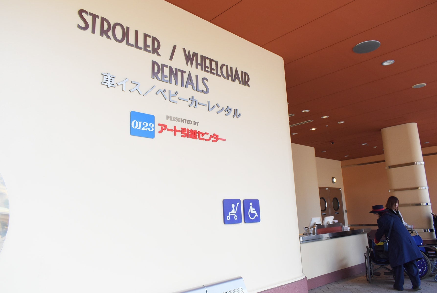 エントランスを入って、すぐ右に車イス／ベビーカーレンタルができるところがあります
