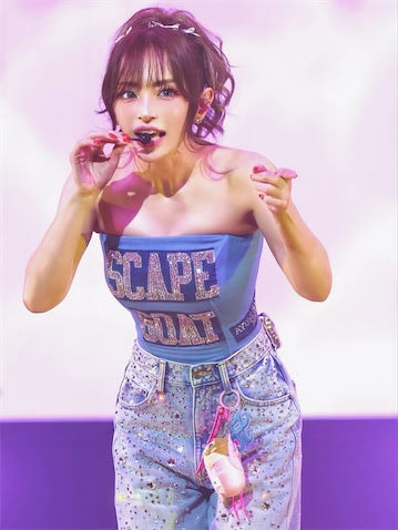 浜崎あゆみ、大阪公演の熱狂ステージを報告「何回も精神ぶっ壊しながら蘇りながらの連続でした！」