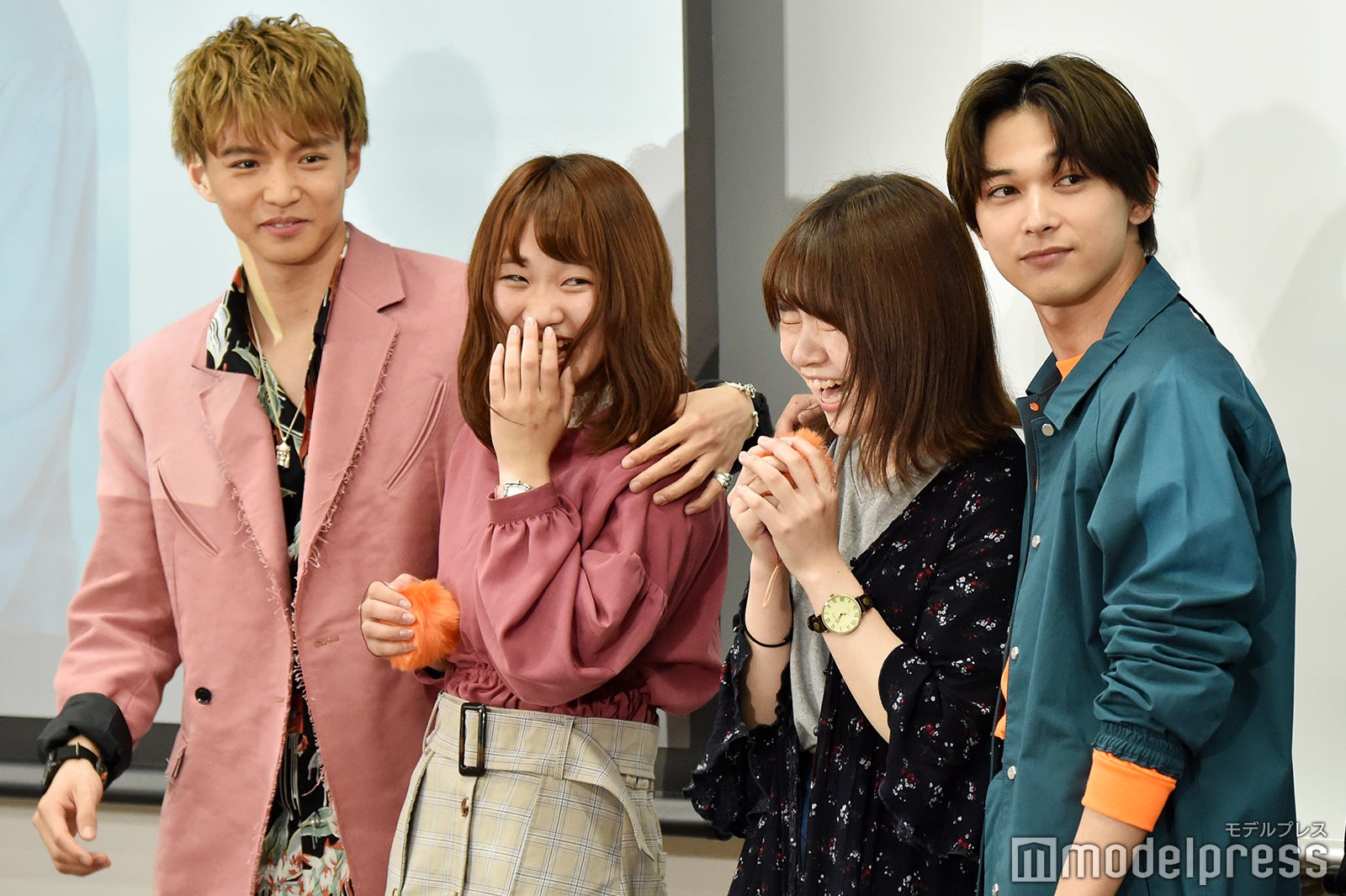 吉沢亮＆EXILE佐藤大樹、“ご褒美”で肩組み密着 桜井日奈子と女子大をサプライズ訪問＜ママレード・ボーイ＞