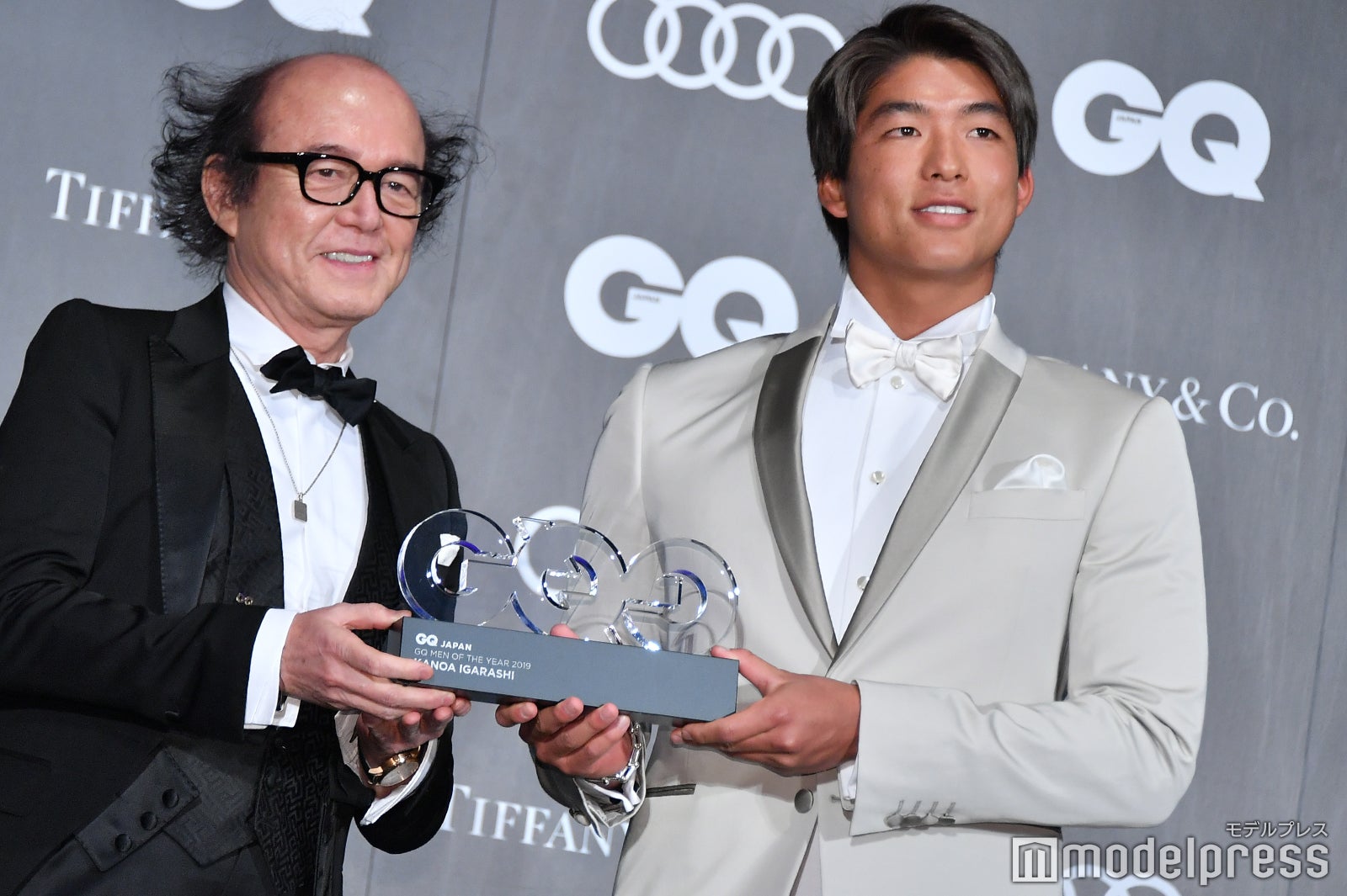 鈴木正文編集長、五十嵐カノア （C）モデルプレス