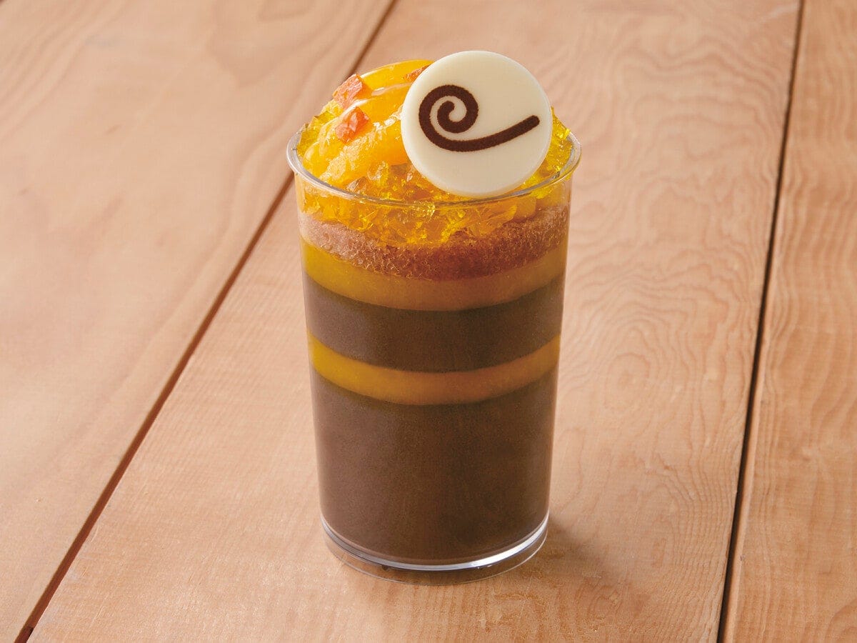 紳士サンジのビターチョコ・パルフェ ～オレンジ＆パッションフルーツ～ 900円　画像提供：ユニバーサル・スタジオ・ジャパン