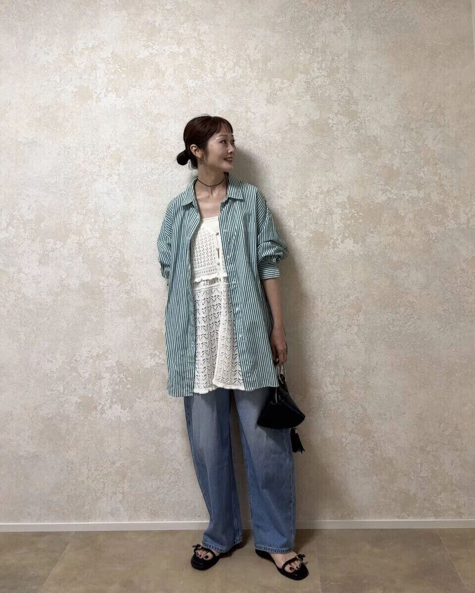 透かし編みキャミチュニックをストライプシャツとデニムに合わせた女性の全身コーデ 透かし編みキャミチュニックをストライプシャツとデニムに合わせた女性の全身コーデ