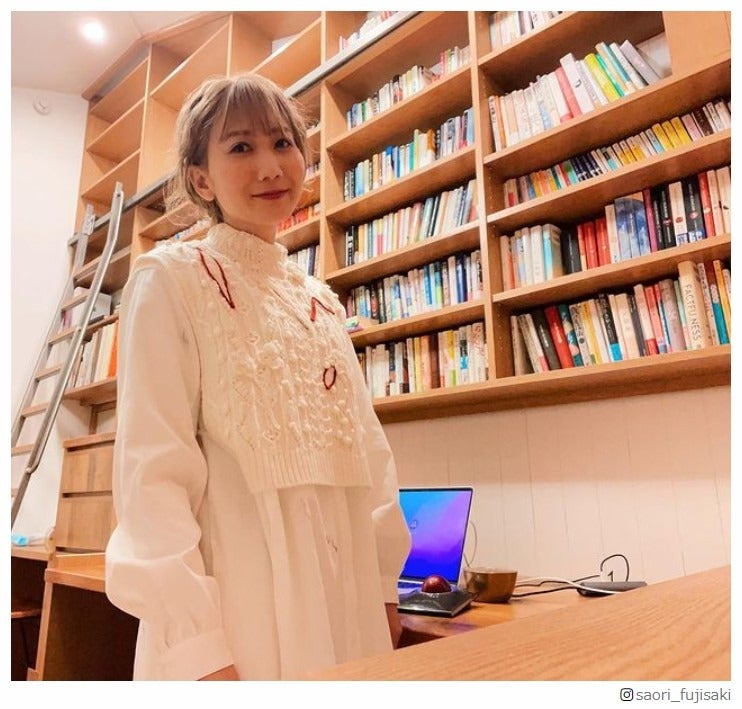 セカオワSaori、“本でいっぱい”の自宅公開「めちゃくちゃオシャレなお部屋」「本棚素敵すぎる」の声