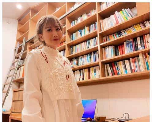 セカオワSaori、“本でいっぱい”の自宅公開「めちゃくちゃオシャレなお部屋」「本棚素敵すぎる」の声