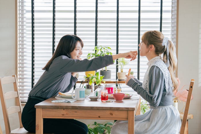 森カンナ、加藤史帆(C)「彩香ちゃんは弘子先輩に恋してる 2nd Stage」製作委員会・MBS/第1話より