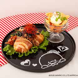 JUNKYU×タキシードサムの焼肉チュモッパ&アップルパイグラスプレート税込1,890円(C)2026 SANRIO CO., LTD. APPROVAL NO. L665024 (C)YG. All rights reserved.