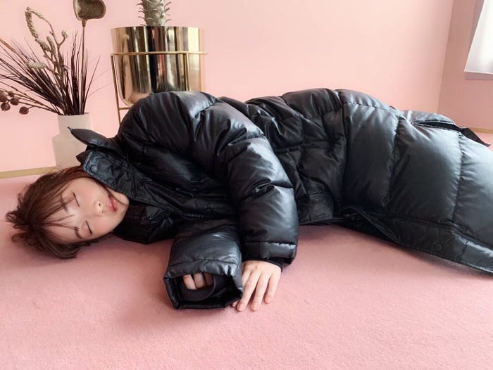 日当たりのいいポカポカなスタジオで眠ってしまった山下美月(提供写真)