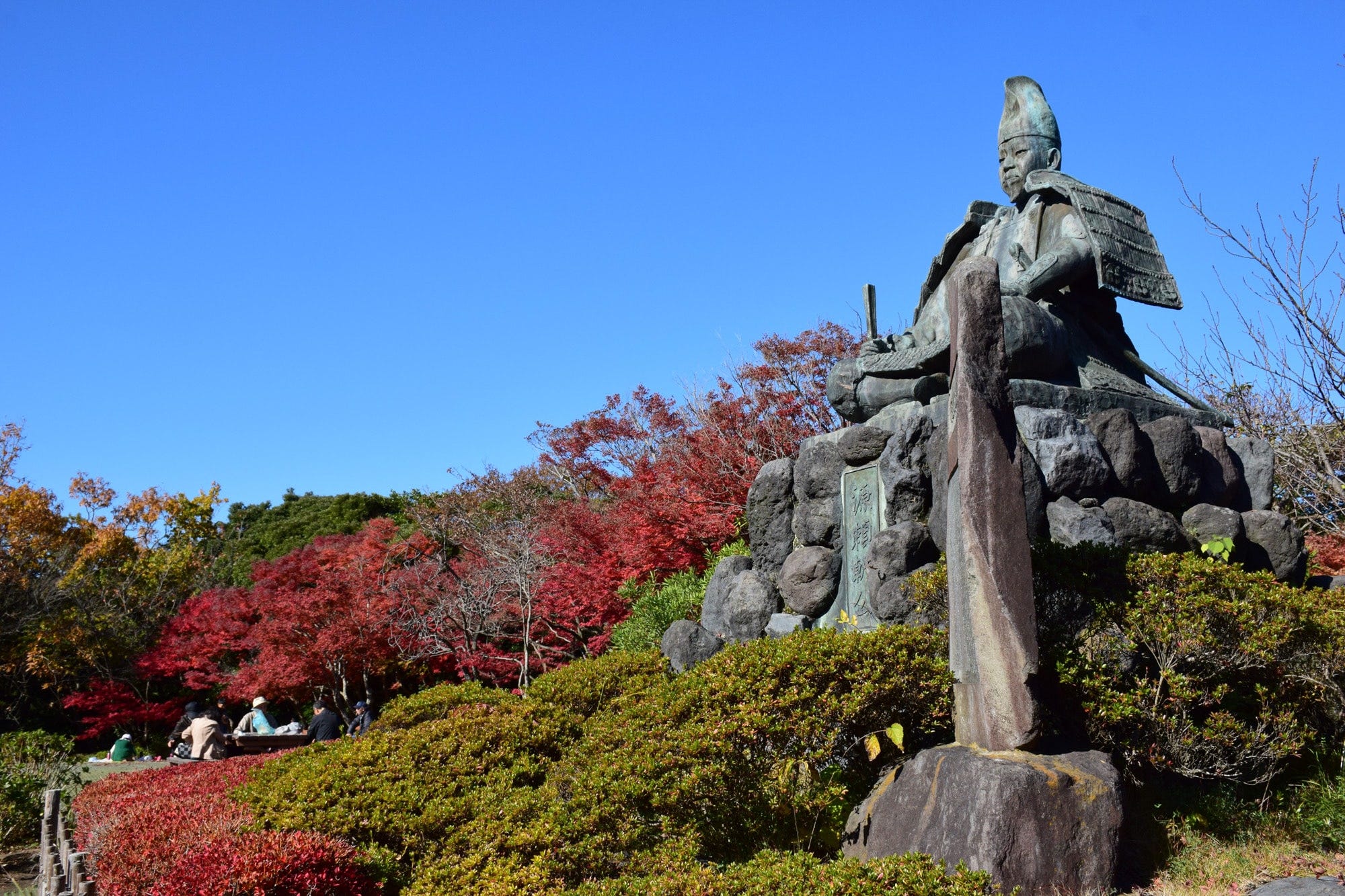 源氏山公園の源頼朝像と紅葉