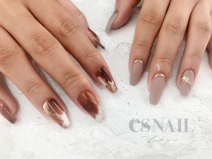 この時期にぴったりなニュアンスマーブル×マット(画像提供:esNAIL)