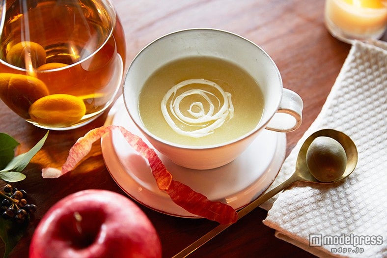 りんごを煮詰めた熱々のスープに「CHOYA紀州」を注いだ「CHOYAの温かいりんごスープ仕立て」￥700（税抜）