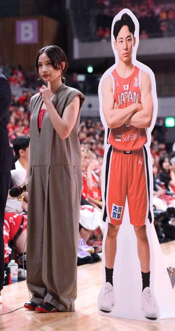 「輝きすぎて発光してる」バスケ男子日韓戦、日本のベンチ裏に出現の超人気女優に騒然「かおちっっっさい」「今日も美しすぎる」