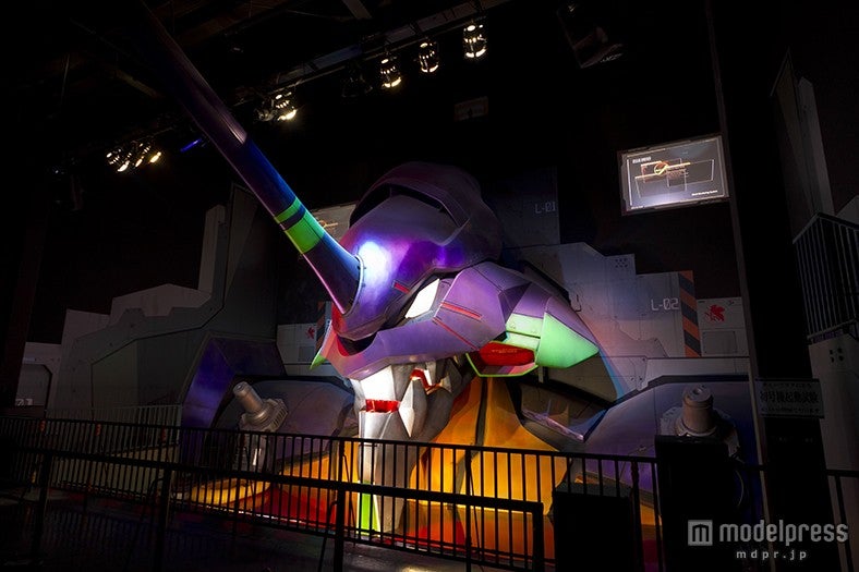 実物大初号機に投影される大迫力の映像アトラクション