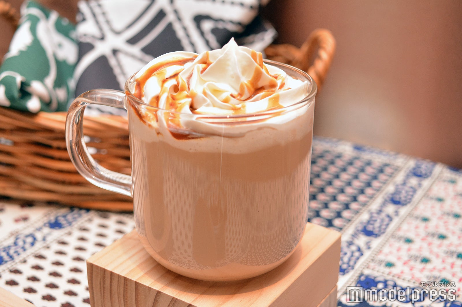 ほうじ茶 meets キャラメル クリーム ティー ラテ／画像提供：スターバックス コーヒー ジャパン