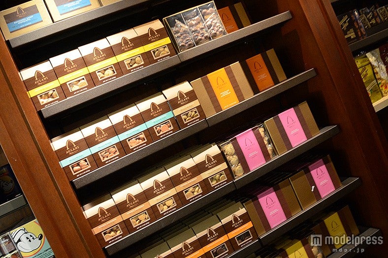 アウラニロゴパッケージのクッキーやチョコレートなど