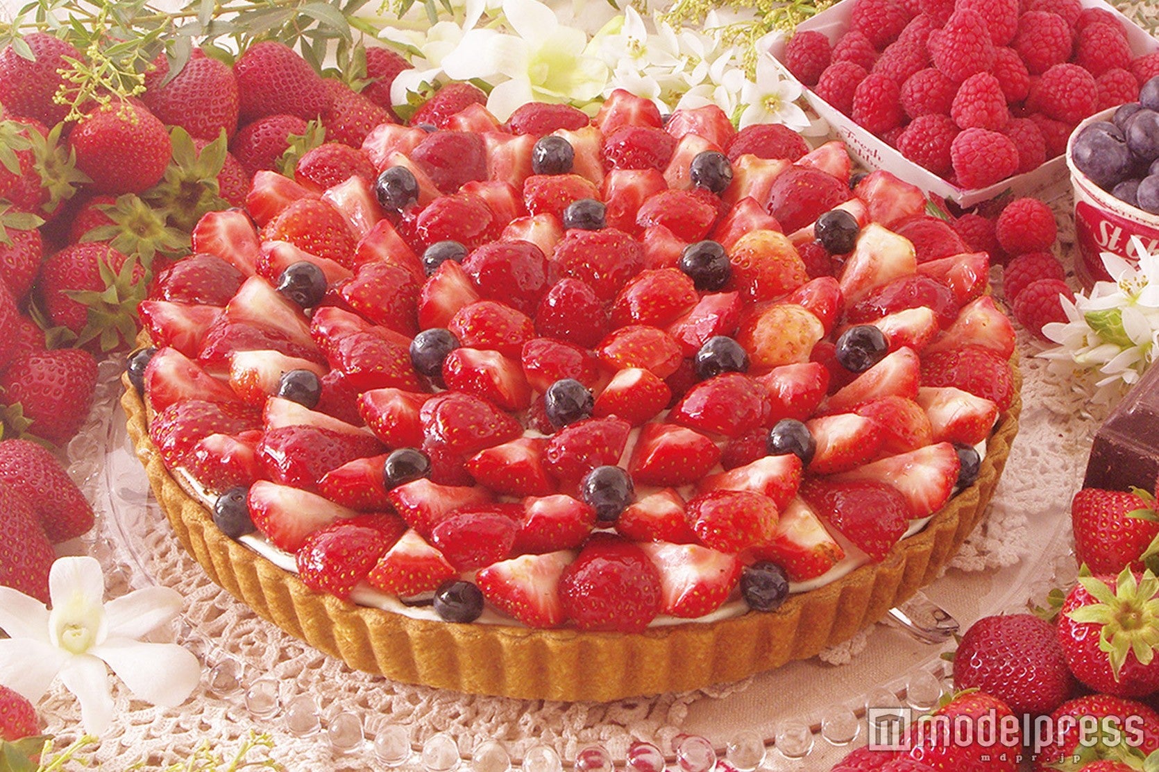 「3種のベリーとチョコレートのタルト」piece：670円／whole：6,372円