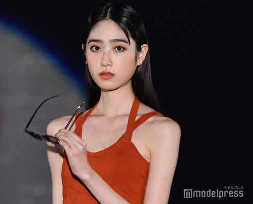 「俺のスカート、どこ行った?」高橋ひかる、美脚を大胆披露 クールな夏コーデにドキッ<GirlsAward 2019 SPRING/SUMMER>