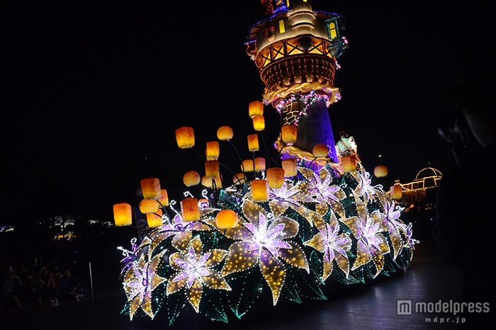 ラプンツェルの髪、ランタンや花が幻想的に輝く