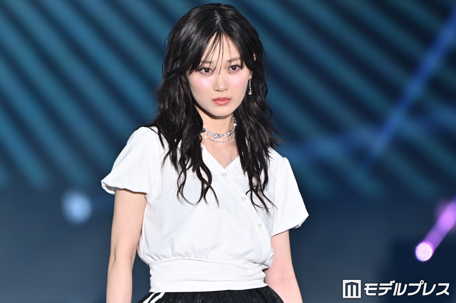 山下美月、Vネックで美デコルテ輝く ウェービーヘアが可愛い【ガルアワ2026SS】