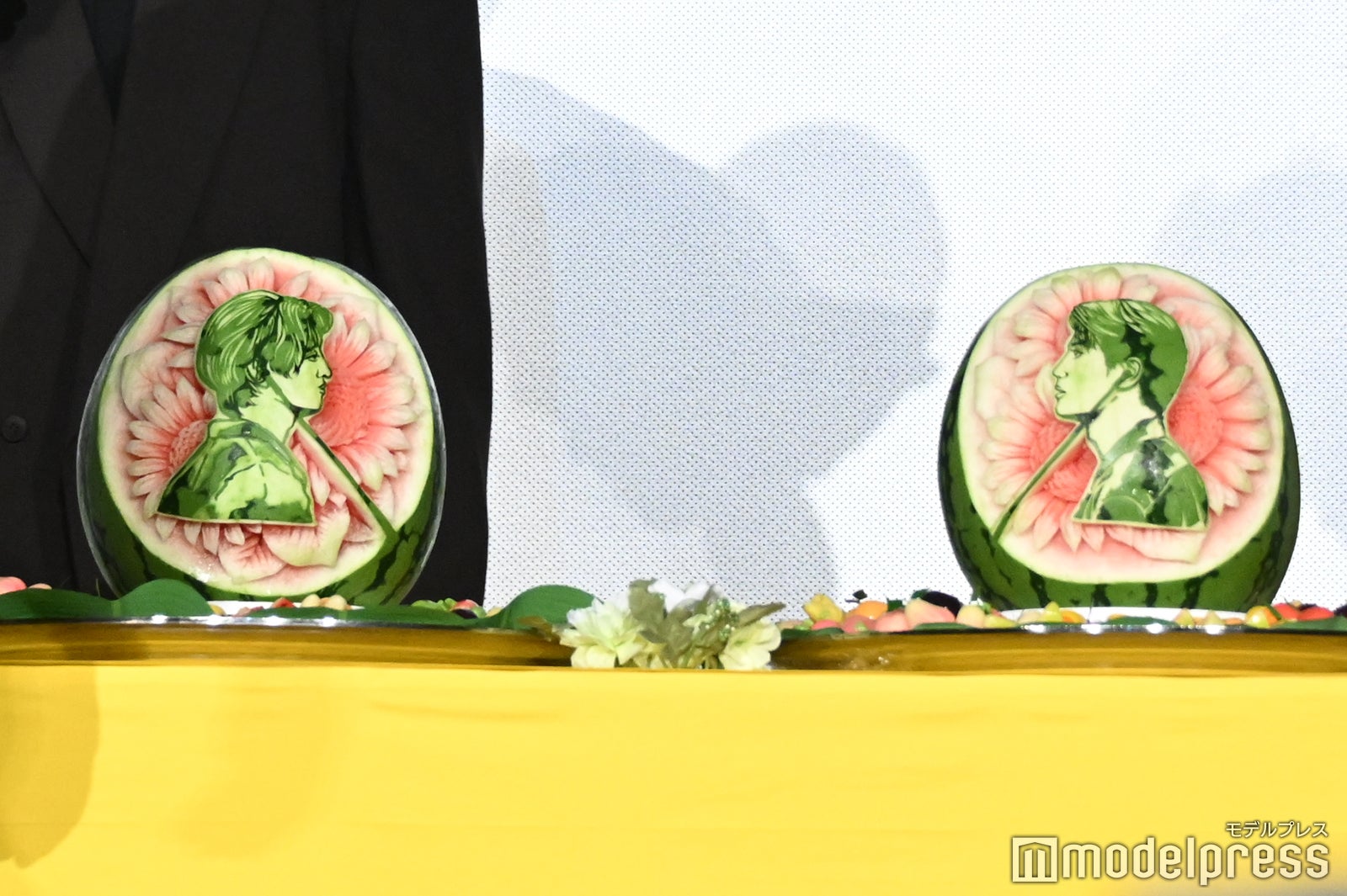 カイとソウタのビジュアルが描かれたカービング（C）モデルプレス