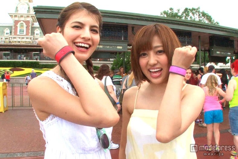 お揃いのグッズを着ける（左から）マギー、菊地亜美(c)Disney