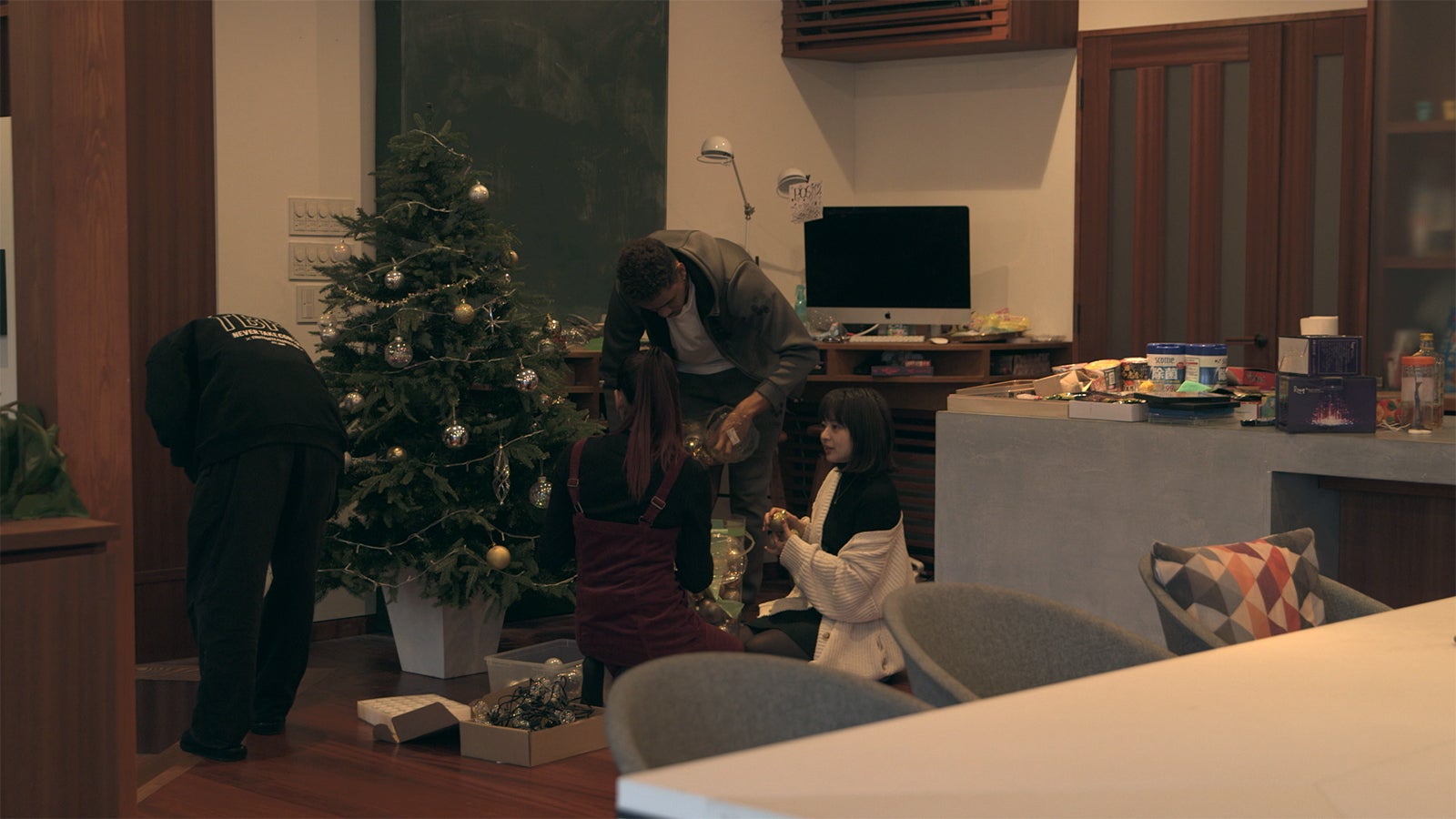 クリスマスツリーの準備をするメンバーたち「TERRACE HOUSE OPENING NEW DOORS」49th WEEK（C）フジテレビ／イースト・エンタテインメント