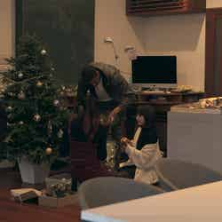 クリスマスツリーの準備をするメンバーたち「TERRACE HOUSE OPENING NEW DOORS」49th WEEK（C）フジテレビ／イースト・エンタテインメント