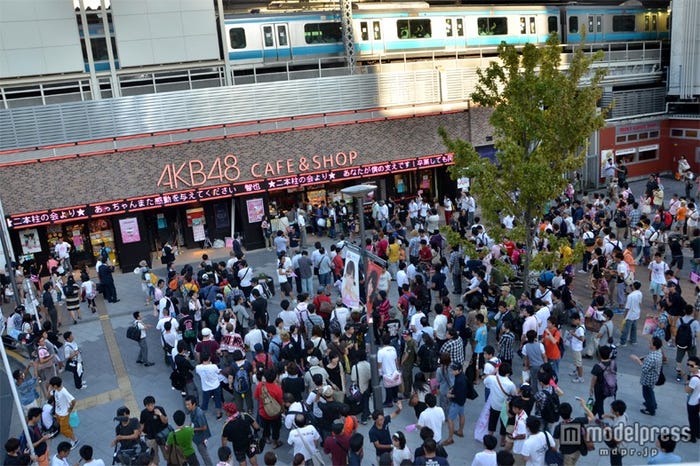 駅前の「AKB48 CAFE」に集まるAKB48ファン
