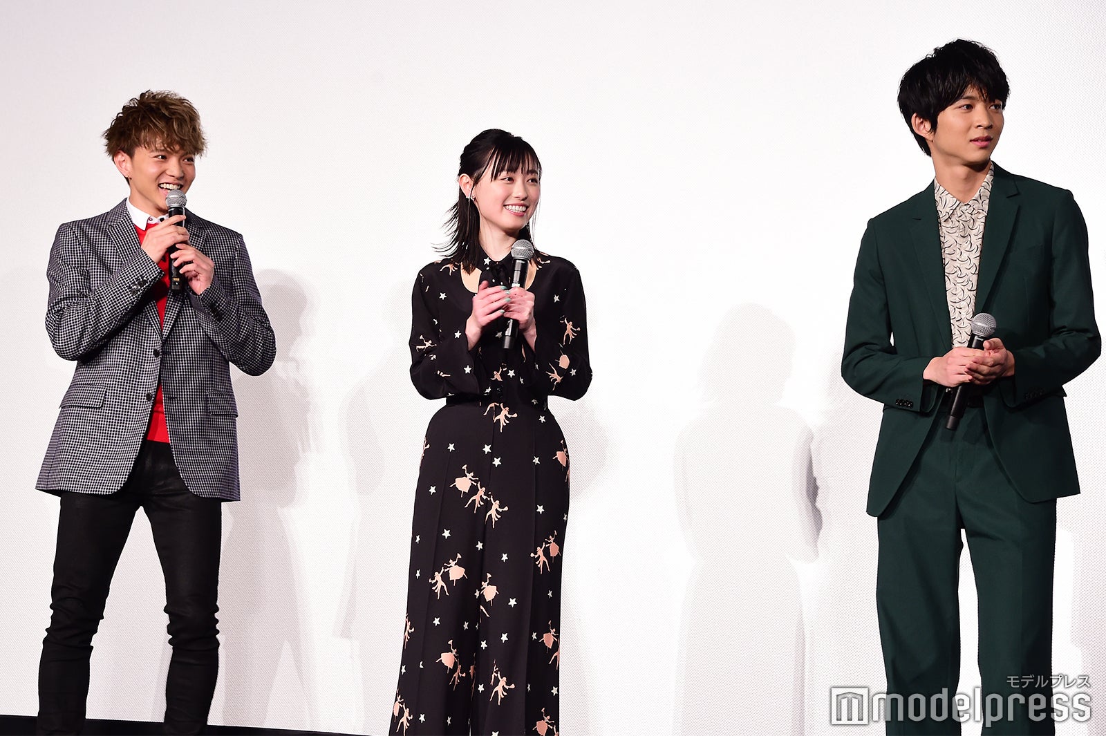 FANTASTICS from EXILE TRIBEサプライズ登場時の佐藤大樹、福原遥、鈴木仁 （C）モデルプレス