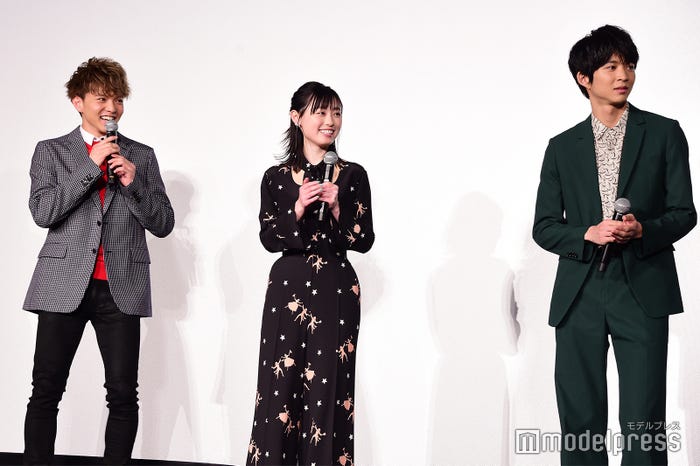 FANTASTICS from EXILE TRIBEサプライズ登場時の佐藤大樹、福原遥、鈴木仁 (C)モデルプレス