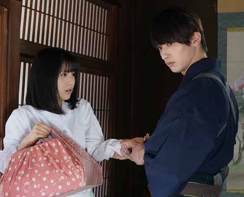 浜辺美波、横浜流星に腕を掴まれる “15年ぶり再会”シーン初公開<私たちはどうかしている>