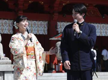 芳根京子＆本田響矢 うぶキュン夫婦に参拝客が熱視線！ドラマ大ヒット祈願で神田明神に登場
