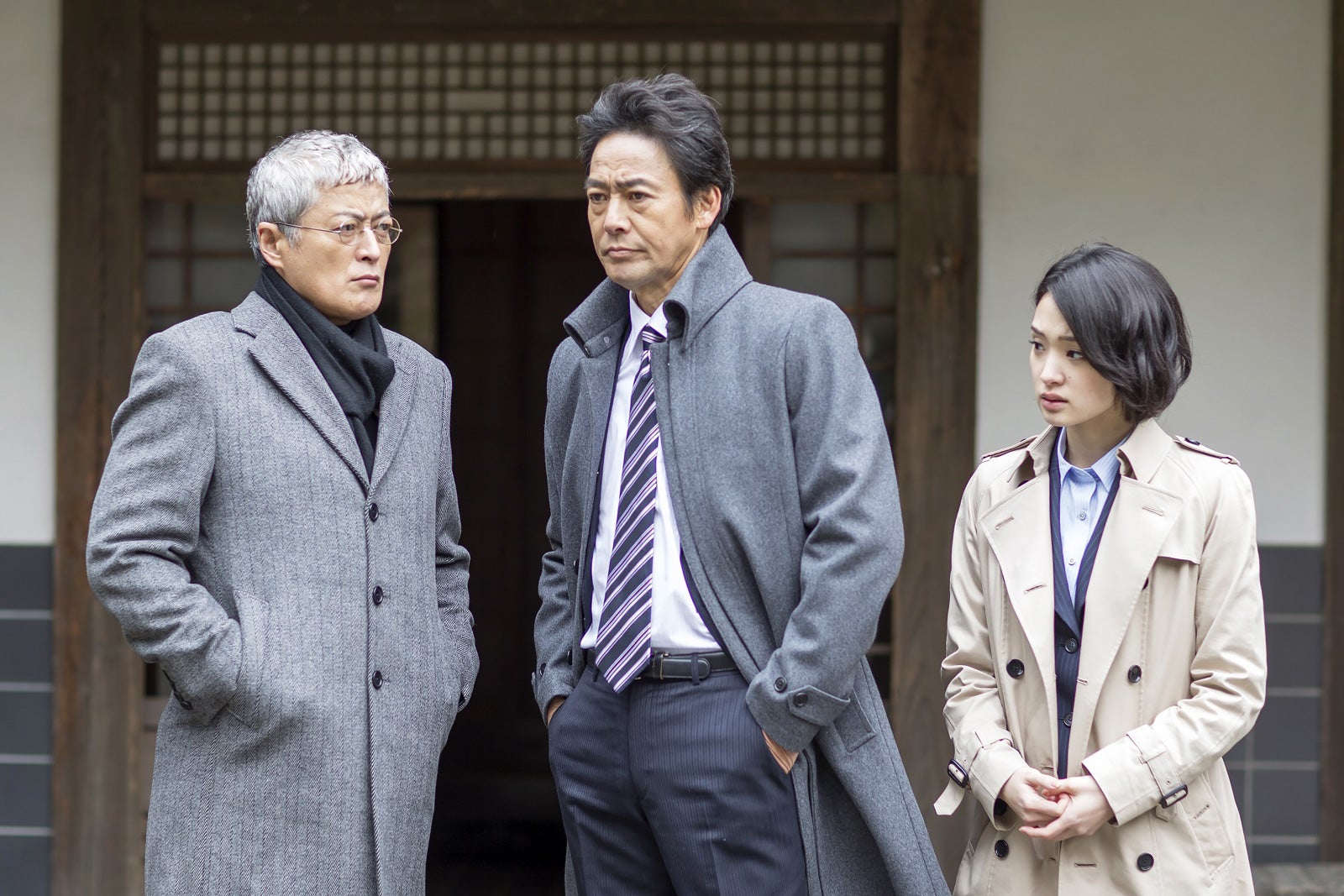 （左から）陣内孝則、村上弘明、剛力彩芽（C）テレビ東京