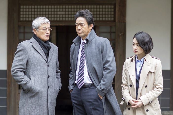 (左から)陣内孝則、村上弘明、剛力彩芽(C)テレビ東京