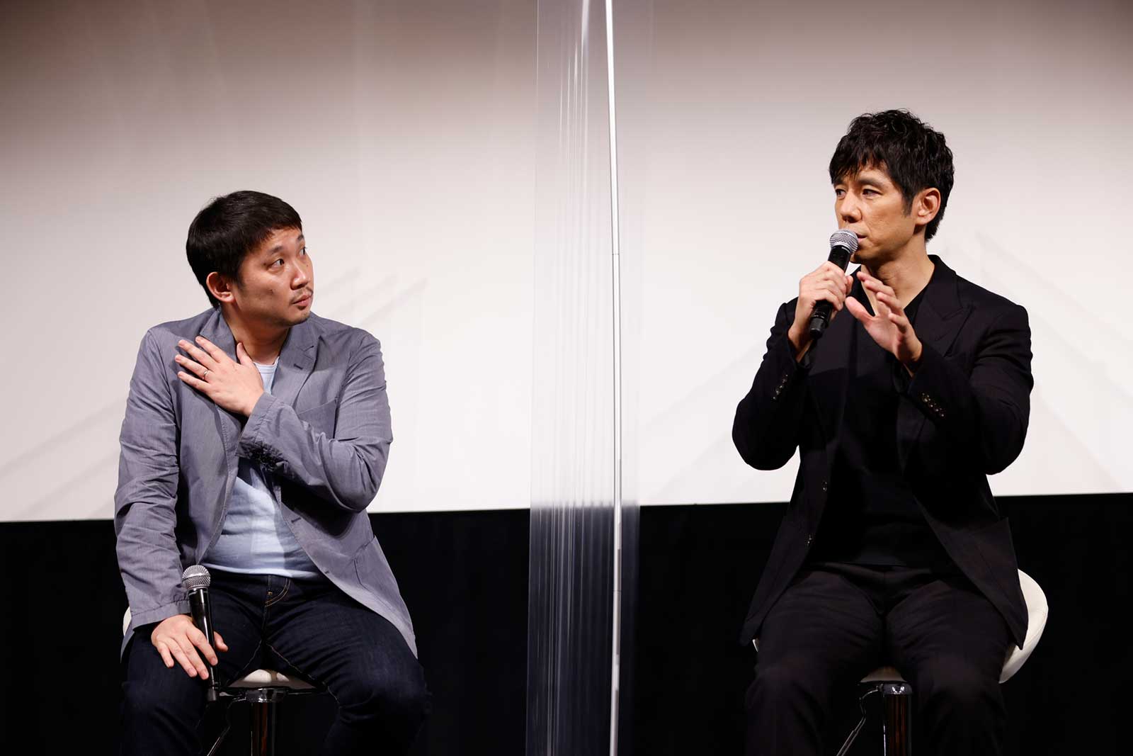 濱口竜介監督、西島秀俊（C）2021『ドライブ・マイ・カー』製作委員会