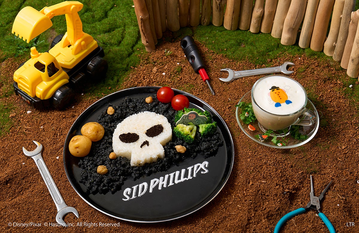 ＜シド＞真っ黒キーマカレー税込1,990円、＜ミスター・ポテトヘッド＞大変！？冷製ポテトスープ税込1,290円（C）Disney/Pixar （C）Just Play,LLC Mr.Potato Head &amp; Mrs. Potato Head are trademarks of Hasbro used with permission.  （C）Hasbro. All Rights Reserved.