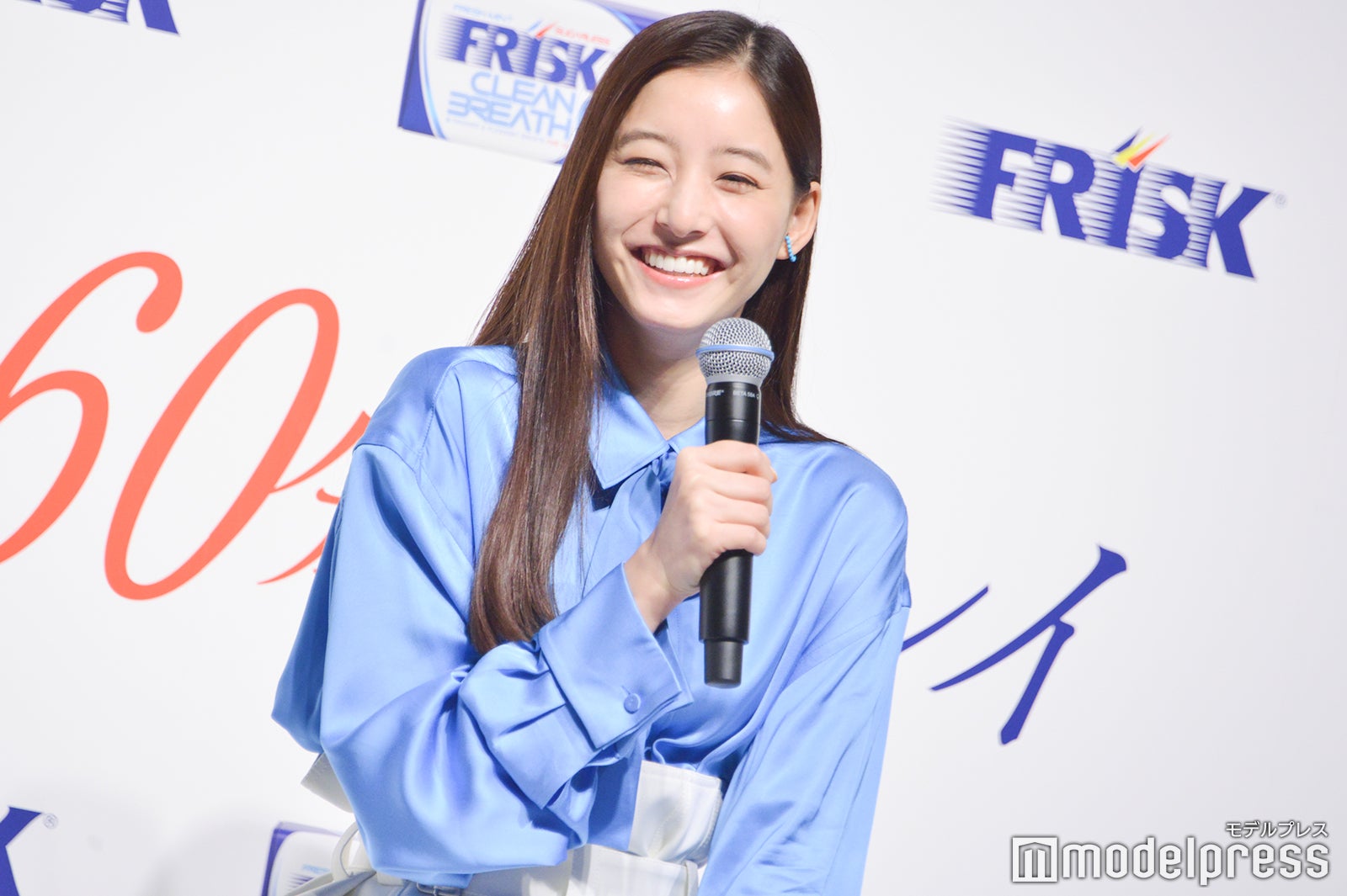 歌披露に照れる新木優子（C）モデルプレス