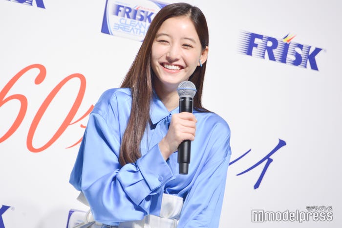 歌披露に照れる新木優子(C)モデルプレス