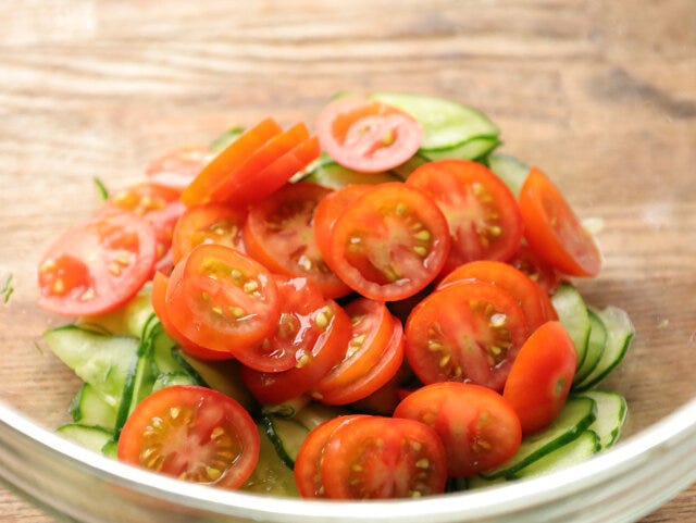 輪切り、または、食べやすい大きさに切ったプチトマトも加える。 輪切り、または、食べやすい大きさに切ったプチトマトも加える。
