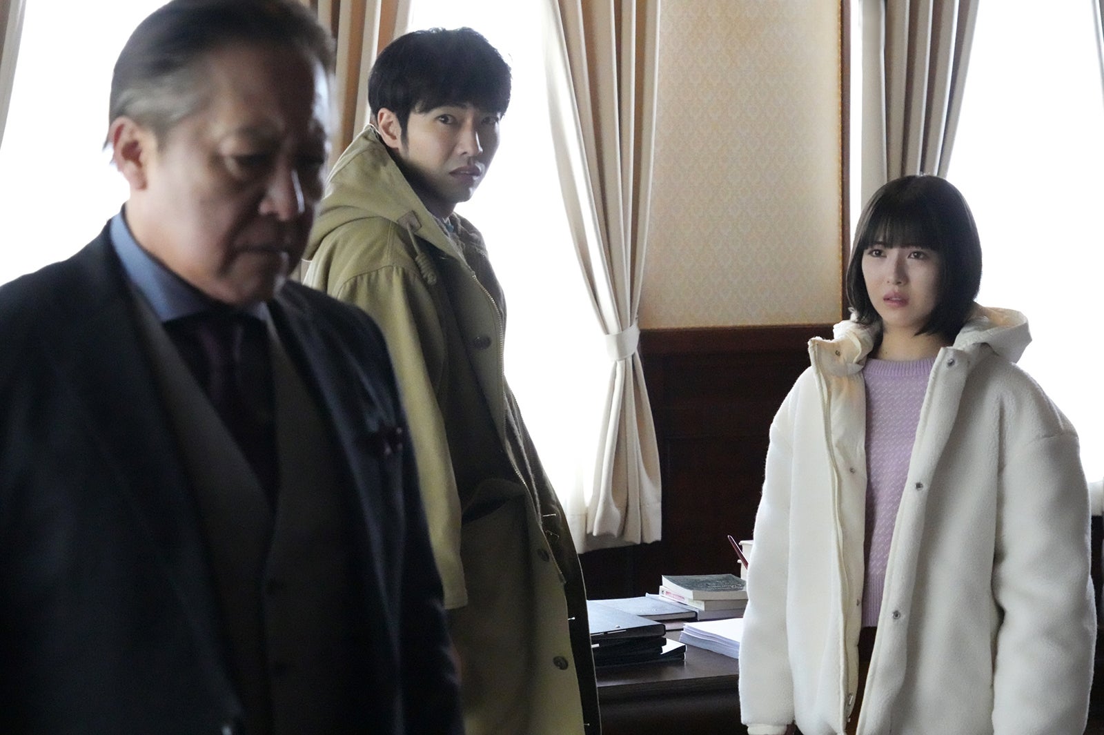 石橋凌、柄本佑、浜辺美波 （C）フジテレビ