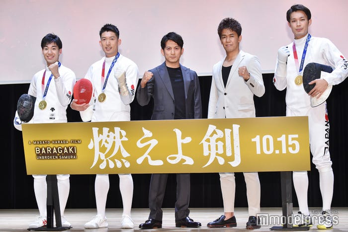 (左より)加納虹輝選手、見延和靖選手、岡田准一、武井壮、山田優選手(C)モデルプレス