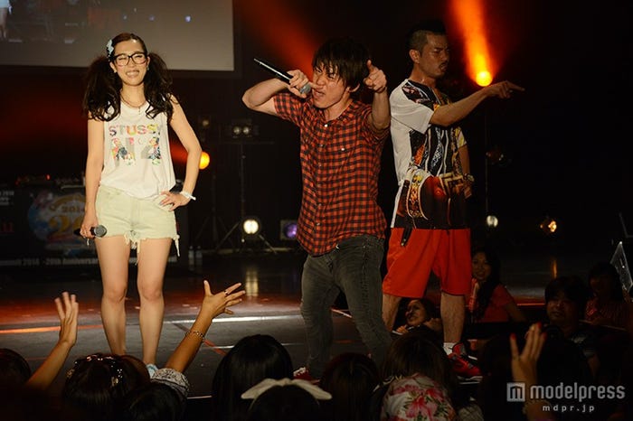 集まったギャルらを煽り、熱気に包まれるWHITEJAM/NIKKI、SHIROSE、ラッパーのGASHIMA(左から)