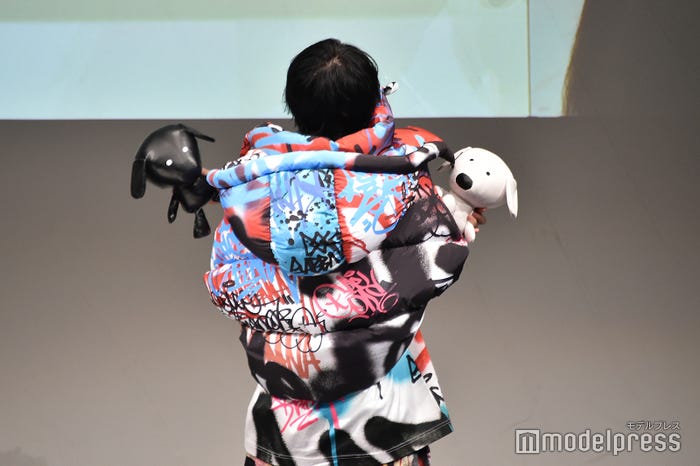 どおりいぬのぬいぐるみを様々なポージングで見せる桜田通(C)モデルプレス